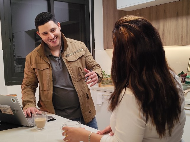 מתן טסה משוחח עם לקוחה בליווי בעבודה